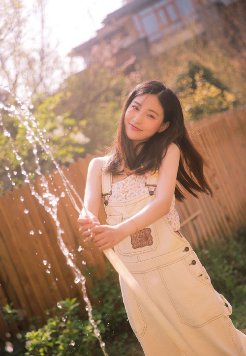 女生抠逼中出白浆喷水抽插视频组图